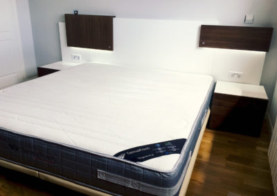 Desmontaje y montaje de de cama con cabecero y mesillas auxiliares para tienda de muebles